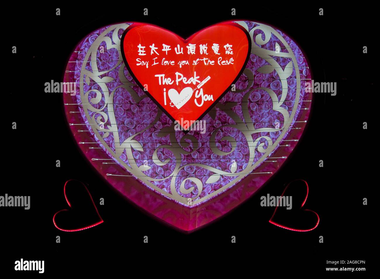 Hong Kong, Januar, 2013-Neon Licht glühenden Herzen mit Text sagen, dass ich Sie an der Spitze in Englisch und Chinesisch der höchste Berg auf der Insel Hong Kong Liebe. Stockfoto