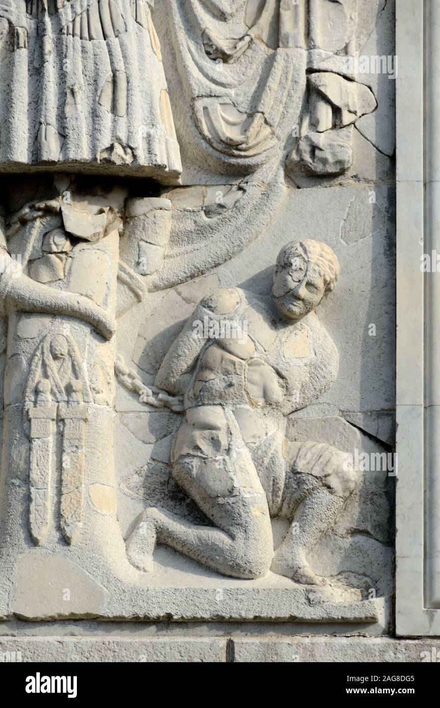 Römische Gefangene Bas-Relief, Trophäe des Augustus, und die Trophäe der Alpen, ein römischer Victory Monument, La Turbie Alpes-Maritimes Frankreich Stockfoto