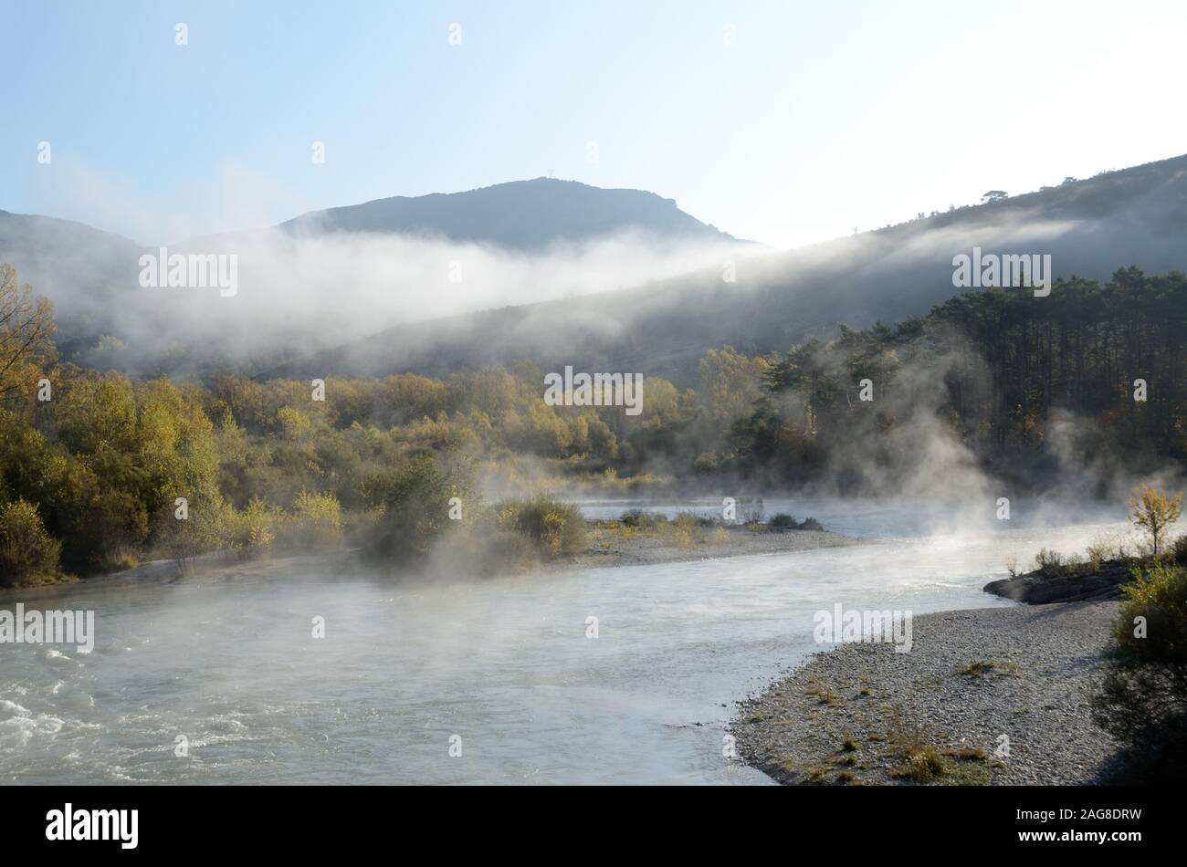 Atmosphärische neblige Landschaft der Fluss Verdon & Parc Naturel Régional du Verdon Gorge Nature Reserve Alpes-de-Haute-Provence Provence Frankreich Stockfoto