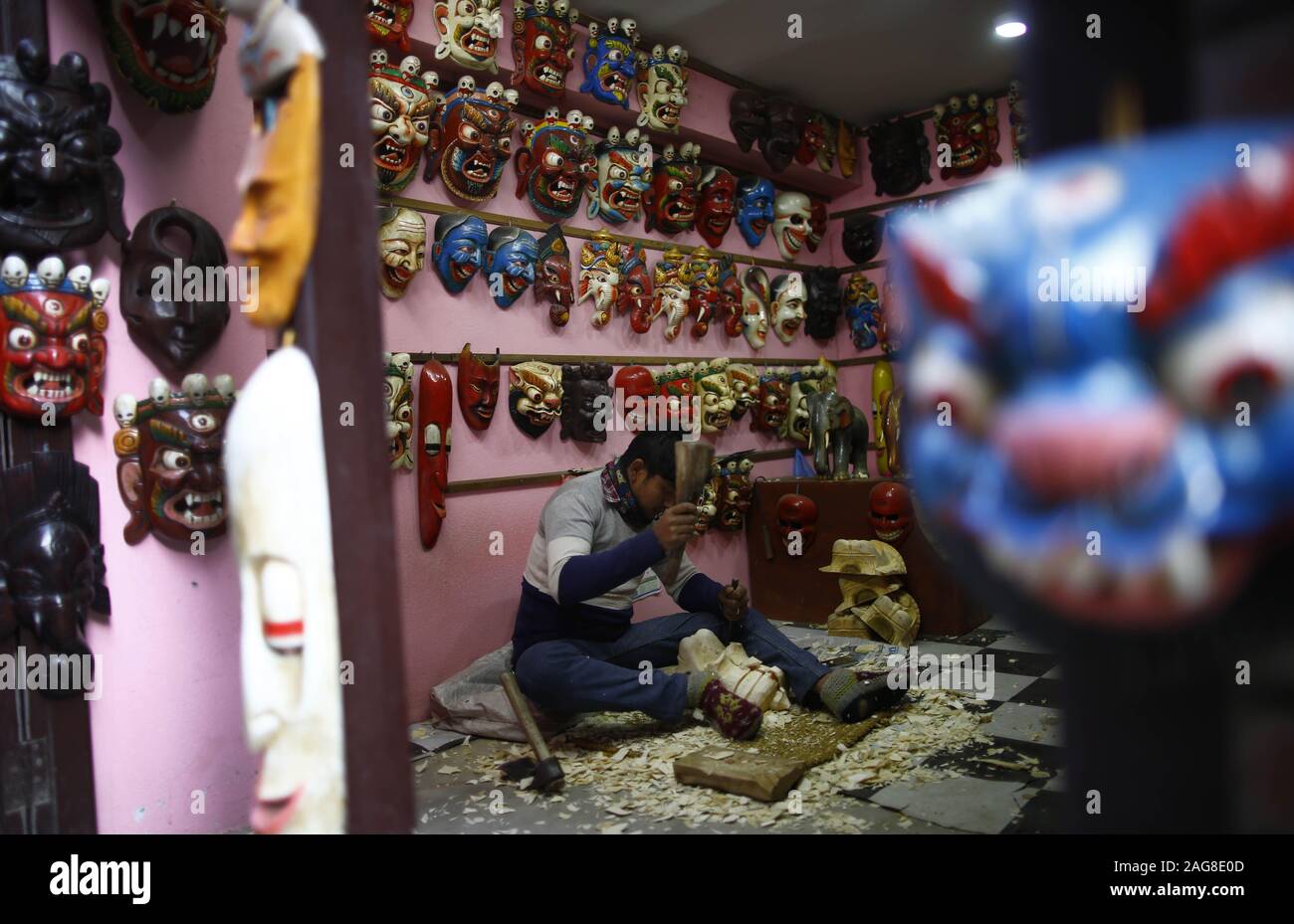 Kathmandu, Nepal. 18 Dez, 2019. Ein Künstler Handwerk Masken der verschiedenen Gottheiten an einem Speicher in Kathmandu, Nepal am Mittwoch, 18. Dezember 2019. Credit: Skanda Gautam/ZUMA Draht/Alamy leben Nachrichten Stockfoto