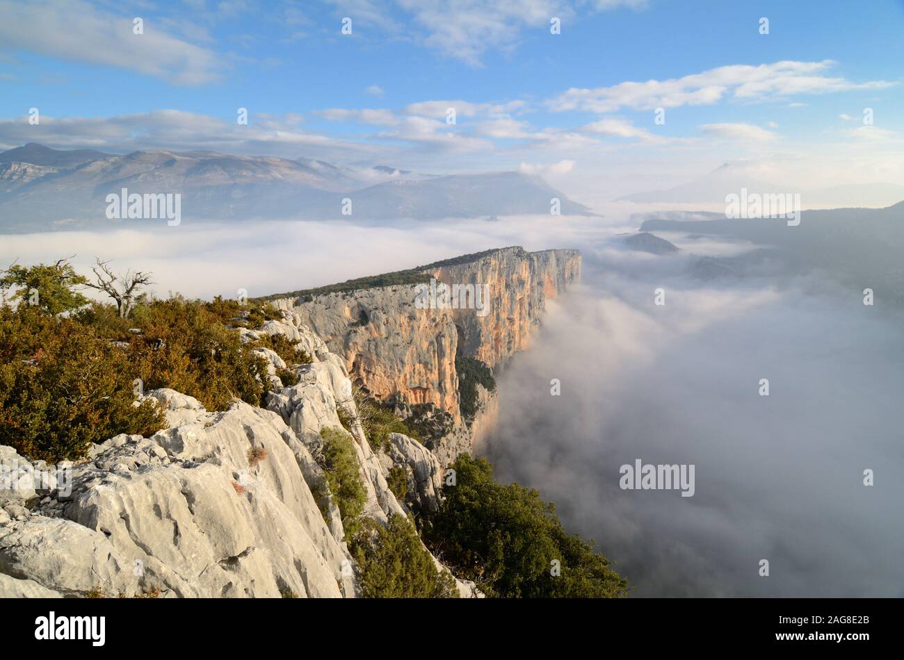Dramatische neblige Landschaft mit der Escalès Klippen im Verdon Gorge Nature Reserve Alpes-de-Haute-Provence Provence Frankreich Stockfoto