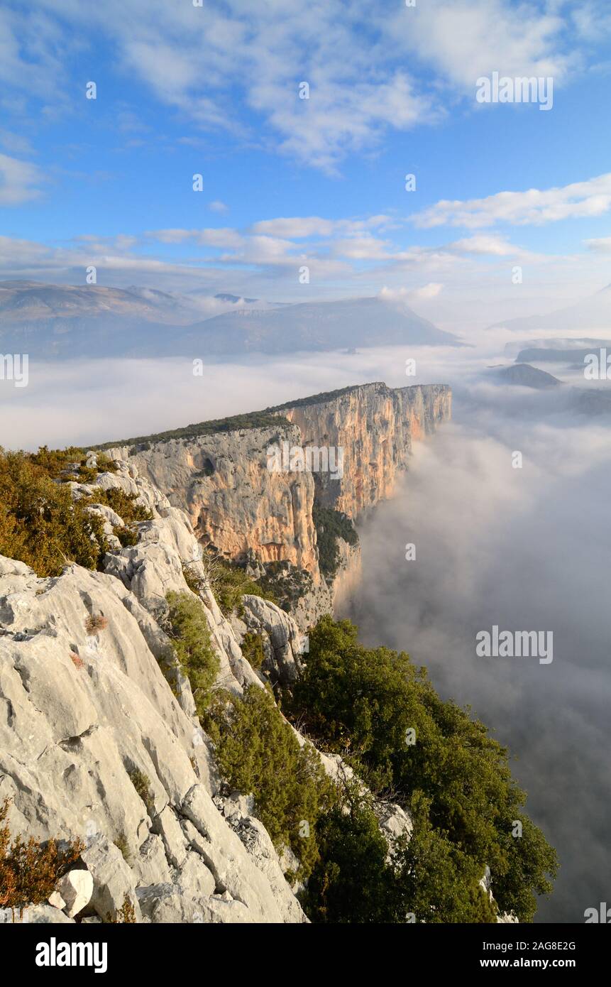 Dramatische neblige Landschaft mit der Escalès Klippen im Verdon Gorge Nature Reserve Alpes-de-Haute-Provence Provence Frankreich Stockfoto