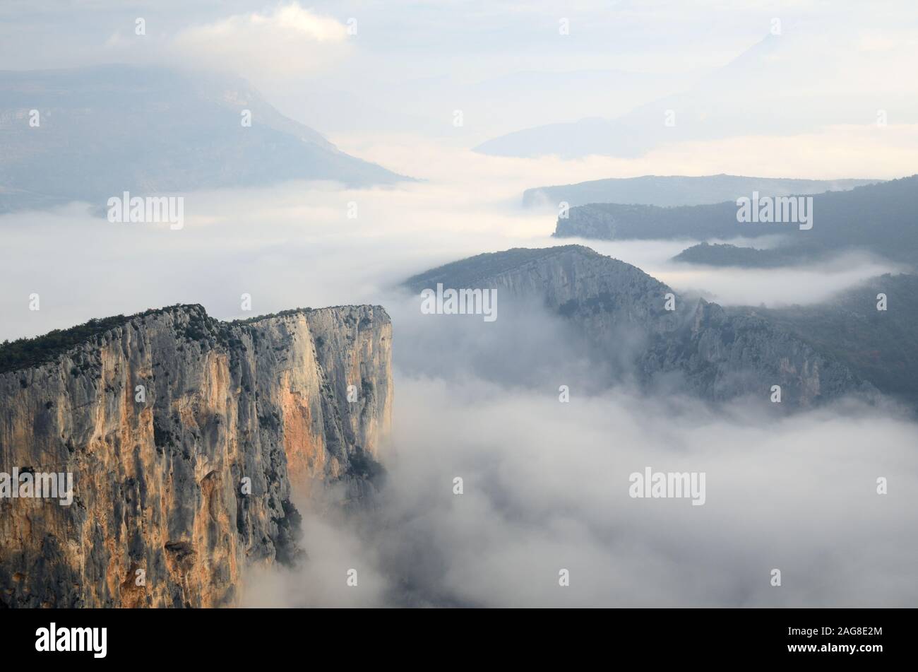 Dramatische neblige Landschaft mit der Escalès Klippen im Verdon Gorge Nature Reserve Alpes-de-Haute-Provence Provence Frankreich Stockfoto