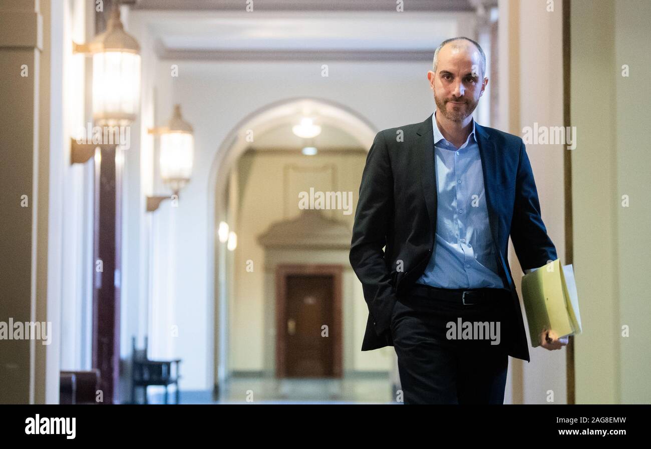 Hannover, Deutschland. 18 Dez, 2019. Belit Onay (Bündnis 90/Die Grünen), Oberbürgermeister von Hannover, kommt zu einer Pressekonferenz im Neuen Rathaus. Die Stadt Hannover hat über Auffälligkeiten in der Beschäftigung und der Rechnungslegung im Sprengel Museum Hannover informiert. Credit: Julian Stratenschulte/dpa/Alamy leben Nachrichten Stockfoto