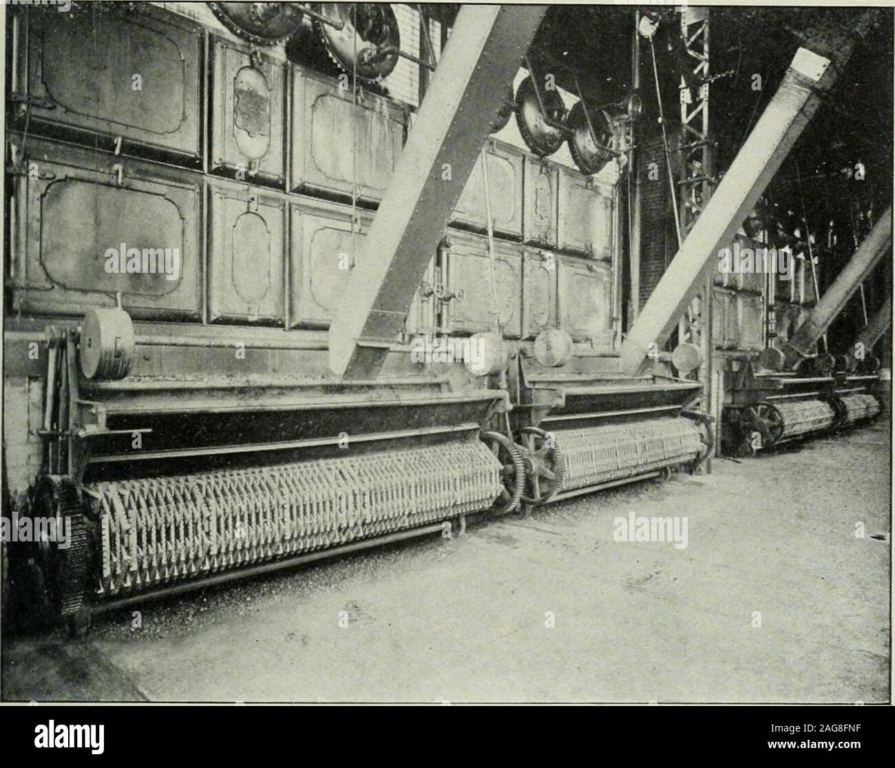 . Fabrik- und Industrial Management. LLY gasgefeuerten Kessel. M. Gruner* in seinem Metallurgie gibt eine Klassifikation der Kohlen inwhich er die Länge der Flamme als Index verwendet. Prozent. Rückstände Flüchtige spezifischen Heizwert von Koks.. die Schwerkraft. B. T.U.1. Braunkohle 30-45 70-55 1.15-1.20 12600-14400 2. Lange Flamme 50-60 50-40 1,25 14760-14400 3. Bituminöse lange Flamme. 60-68 40-32 Ich. 28-1.30 Uhr 15300-15840 4. Gewöhnliche. 68.74 32,26 1,30 15840-167405 - Kurz. 74.82 26-18 1.30-1.35 16740-17280 6. Fast Anthrazit 82-90 18-10 Ich. 35-1.40 17100-16560 7. Anthrazit 90-95 10 - 5 1.40 und höher 16560-16200 Stockfoto