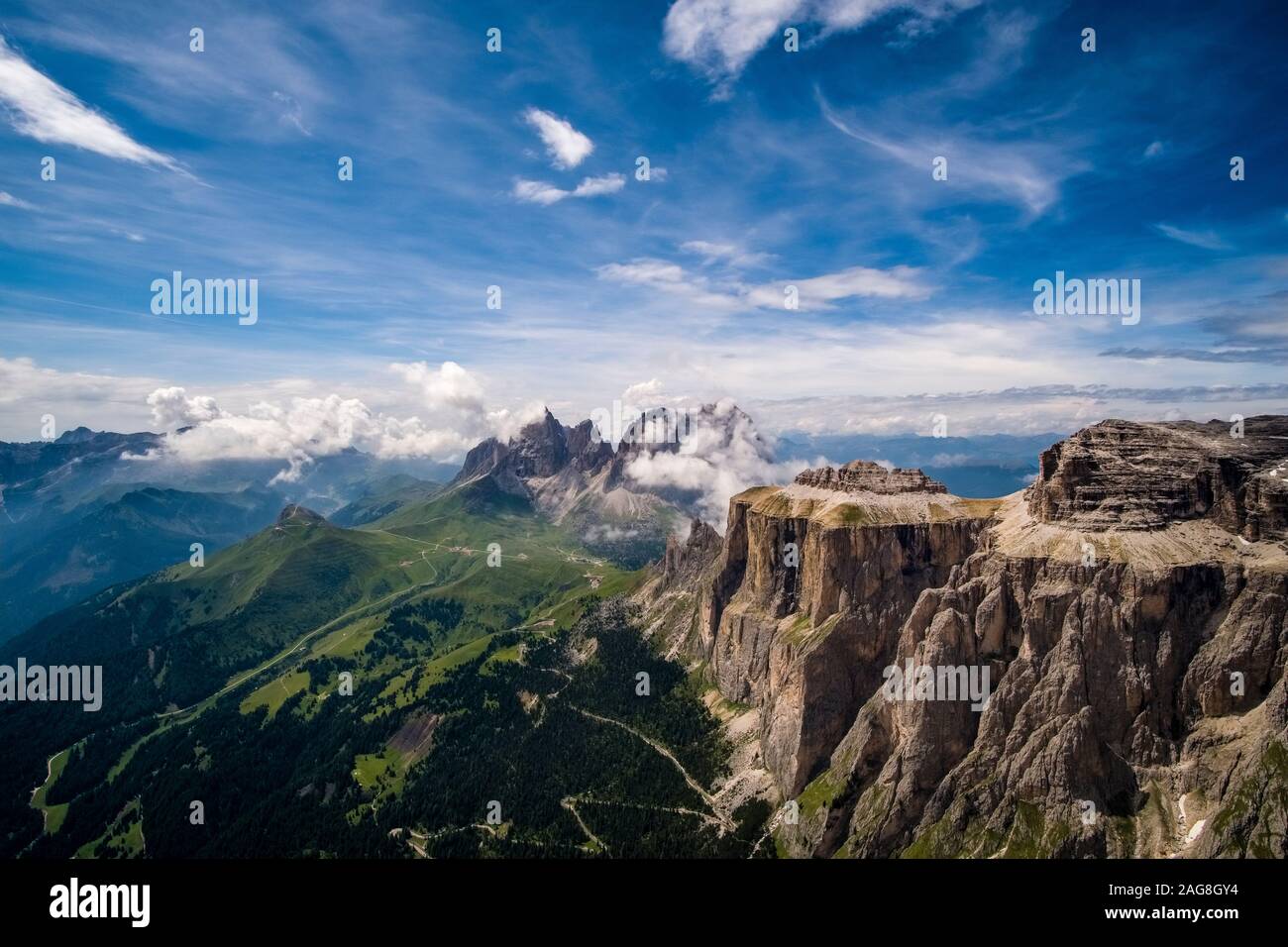 Blick auf die Gipfel des Langkofel Gruppe, Langkofelgruppe, vom Plateau Sass Pordoi, gebirgigen Dolomiti Landschaft in der Ferne Stockfoto