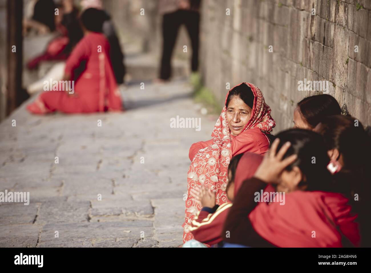 KATHMANDU, Nepal - Nov 01, 2018: Die Gruppe von Frau reden außerhalb einer hinduistischen Tempel. Stockfoto