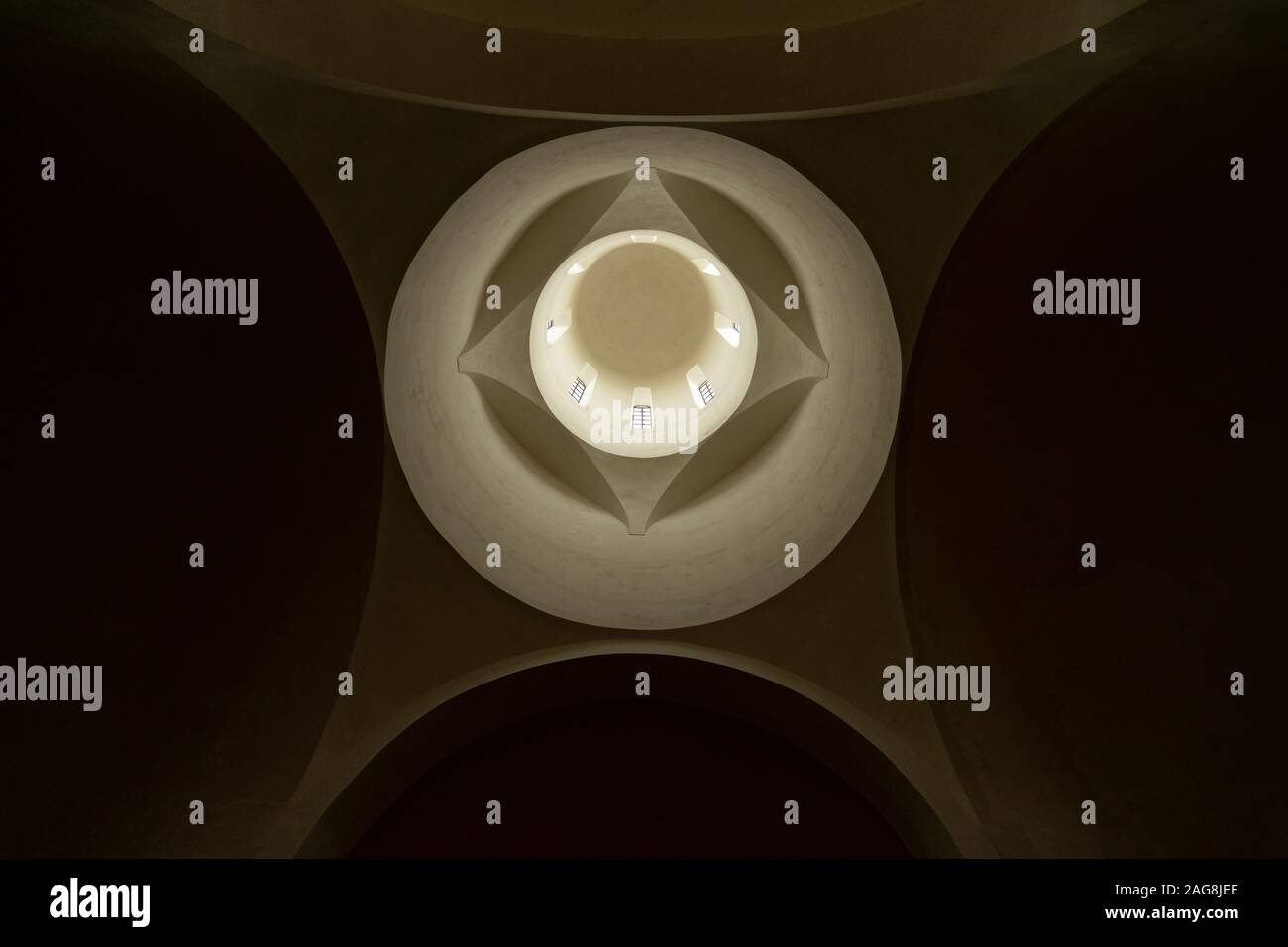 Nachteil der einen Kirche Dome, beleuchtet durch die Fenster. Es hat geometrische Formen und Bögen. Stockfoto