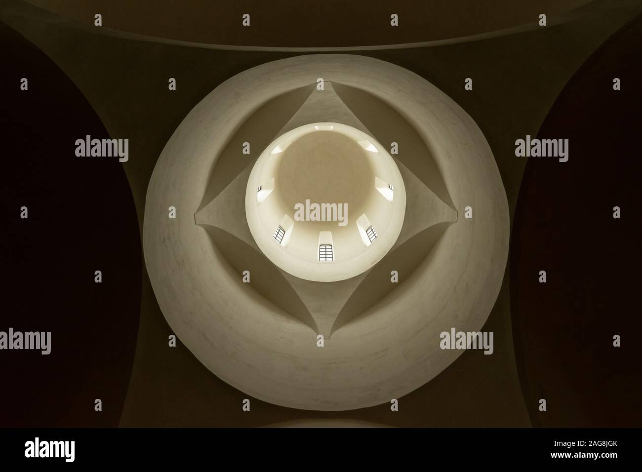 Einer kirche kuppel beleuchtet durch die Fenster. Es hat geometrische Formen und Bögen. Stockfoto