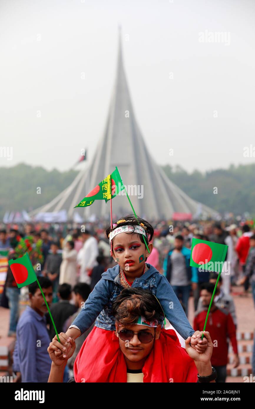 Dhaka, Bangladesch - Dezember 16, 2019: Die Nation mit Stolz 16. Dezember begonnen. in Rot und Grün. Seit dem Morgen, begannen die Leute Schlange, um sich auf nationaler Mich Stockfoto