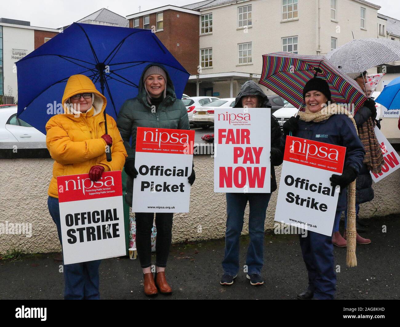 Lurgan Krankenhaus, Grafschaft Armagh, Nordirland, Großbritannien. 18. Dez 2019. Streik von der königlichen Hochschule der Krankenpflege, UNISON, Vereinen und NIPSA hat zu größeren Störungen zu allen gesundheitlichen und sozialen Dienstleistungen über Nordirland geführt. Schätzungsweise 15000 + Krankenschwestern (RCN und Unison) waren heute Streik für 12 Stunden. Der Streik hat enorme Auswirkungen auf die Termine, Behandlung, Verfahren und Diensten im Gesundheits- und Sozialwesen in Nordirland. Streiks in Lurgan. Quelle: David Hunter/Alamy Leben Nachrichten. Stockfoto