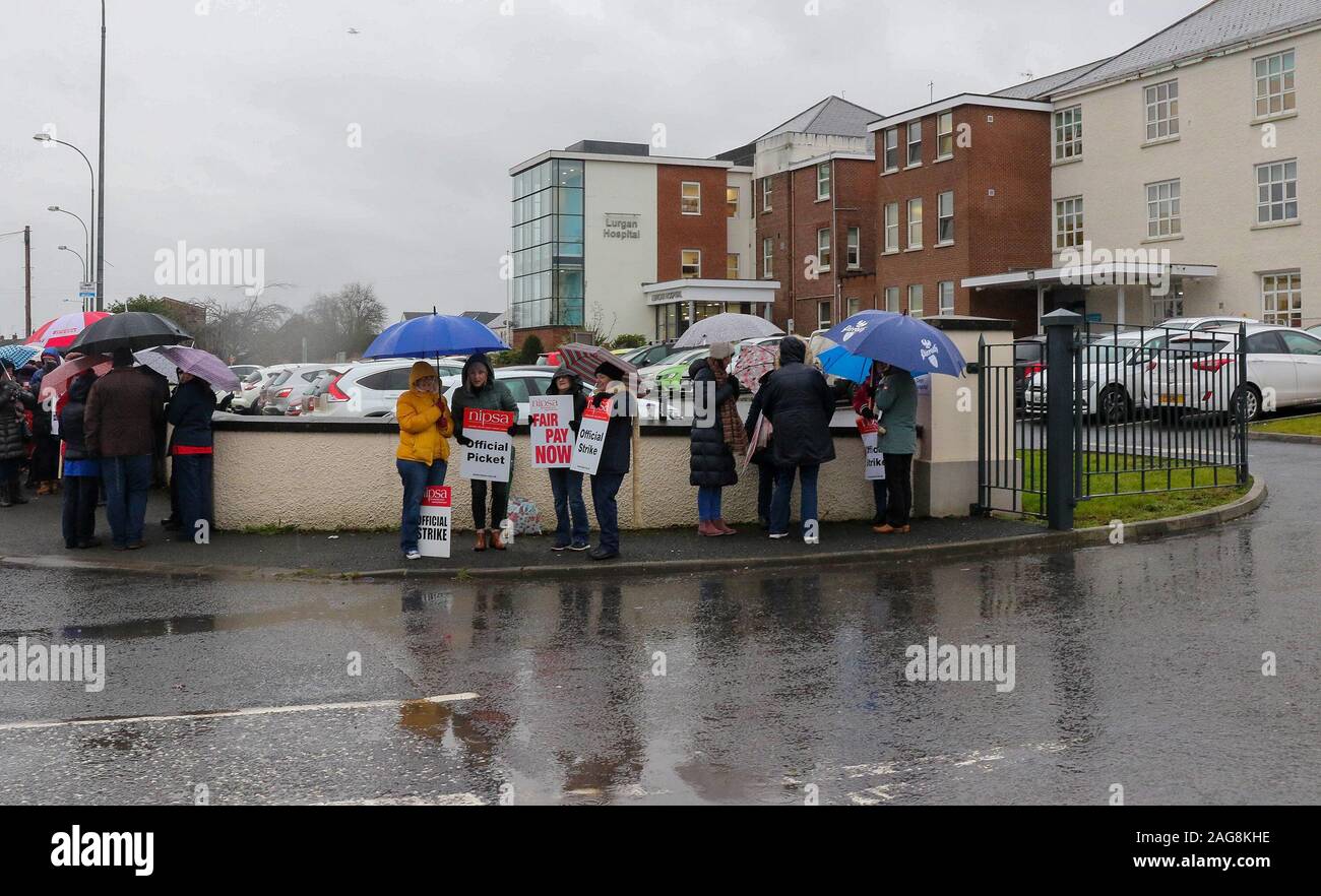 Lurgan Krankenhaus, Grafschaft Armagh, Nordirland, Großbritannien. 18. Dez 2019. Streik von der königlichen Hochschule der Krankenpflege, UNISON, Vereinen und NIPSA hat zu größeren Störungen zu allen gesundheitlichen und sozialen Dienstleistungen über Nordirland geführt. Schätzungsweise 15000 + Krankenschwestern (RCN und Unison) waren heute Streik für 12 Stunden. Der Streik hat enorme Auswirkungen auf die Termine, Behandlung, Verfahren und Diensten im Gesundheits- und Sozialwesen in Nordirland. Streiks in Lurgan. Quelle: David Hunter/Alamy Leben Nachrichten. Stockfoto