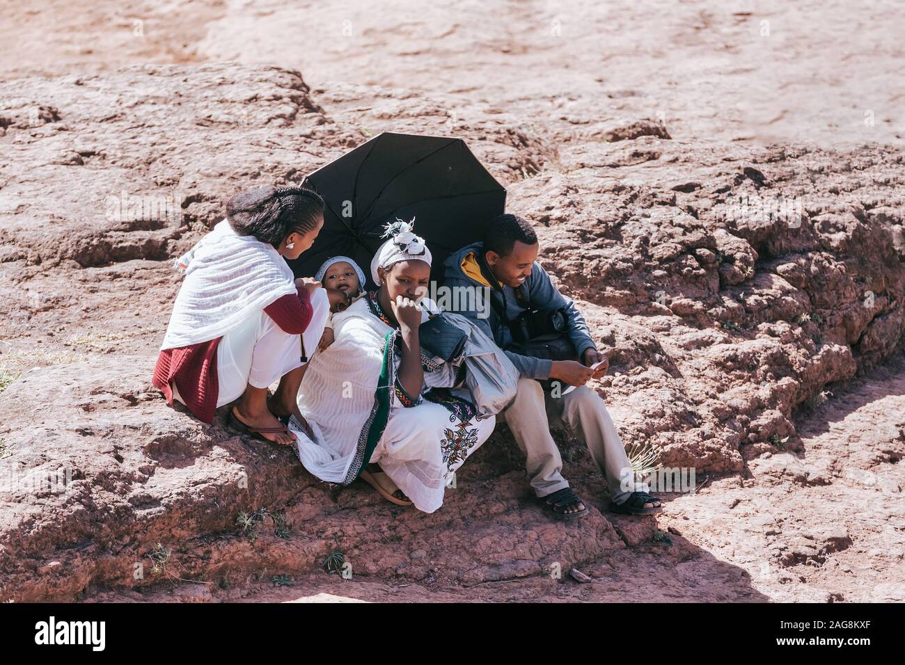 LALIBELA, Äthiopien, ab 1. Mai. 2019, Christlich-orthodoxen äthiopischen Familie entspannend nach der Messe vor der berühmten Felsen gehauen St. George's Kirche nach Masse Stockfoto