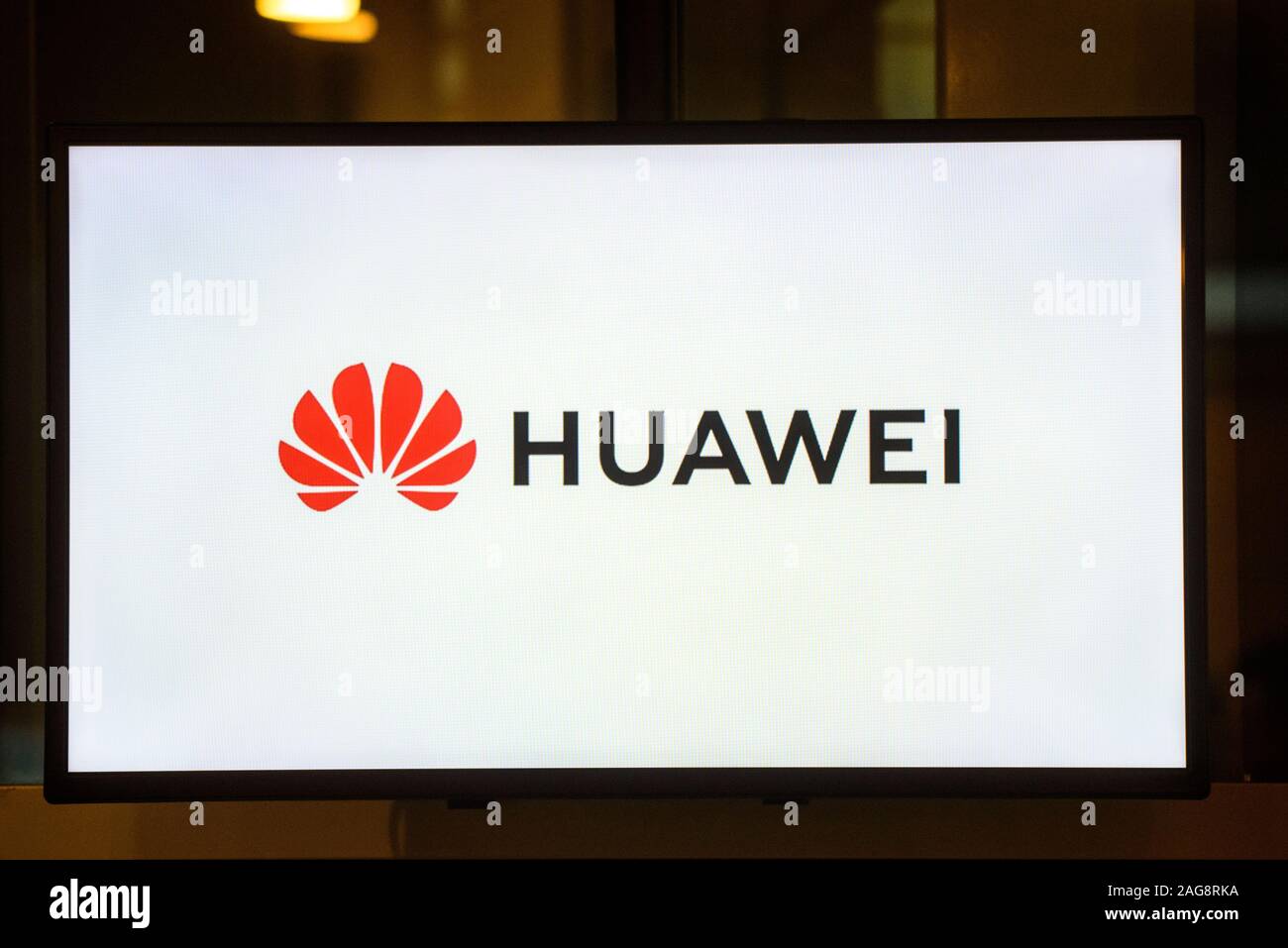 RIGA, Lettland. 28. November 2019. Logo der Firma Huawei auf dem Bildschirm. 5 G Techritory Forum. Stockfoto