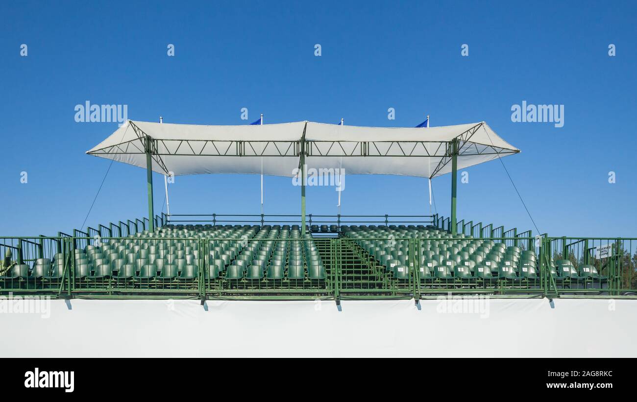 Gerüst Tribüne Zuschauer grünen Sitze weiß sonne Schutzschild für Sport im Freien gegen den blauen Himmel closeup Foto Stockfoto