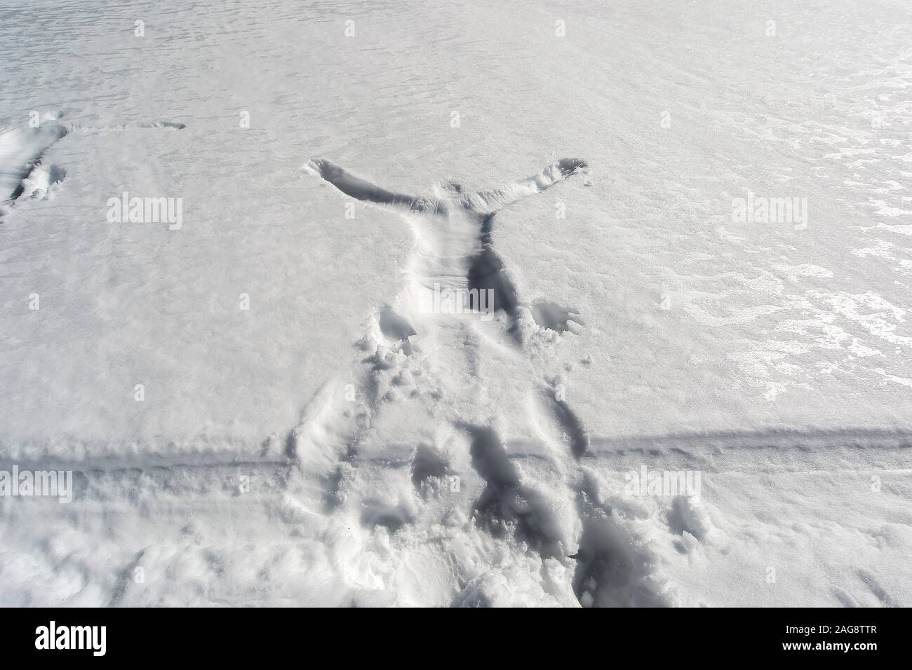 Körper eines erwachsenen Menschen auf tiefen Schnee an einem Wintertag gedruckt werden. Stockfoto