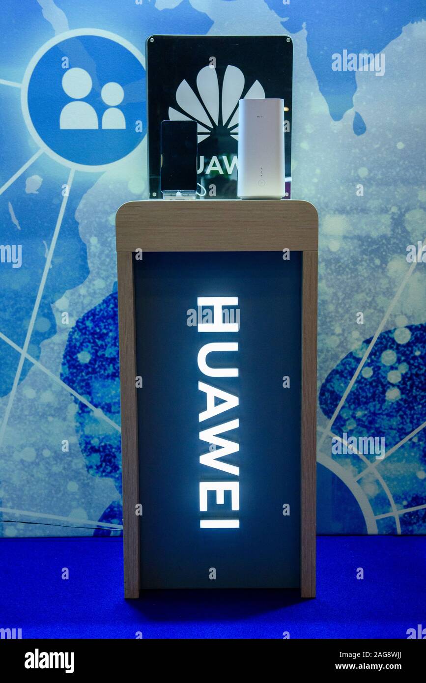 RIGA, Lettland. 28. November 2019. Logo der Firma Huawei, während 5 G Techritory Forum. Stockfoto