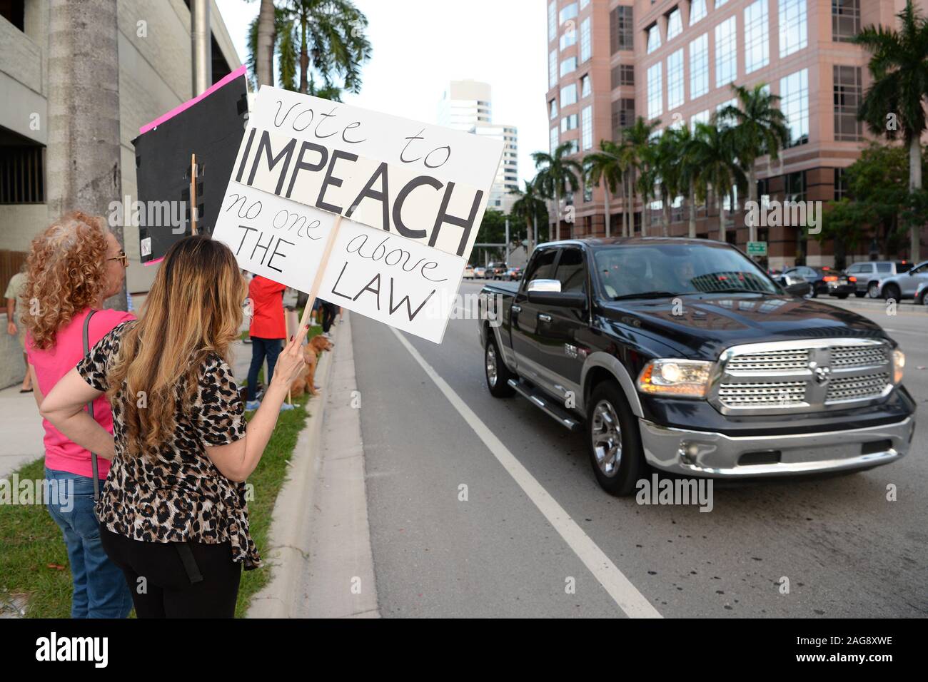 Fort Lauderdale, FL, USA. 17 Dez, 2019. Demonstranten vor der United States Federal Court House während einer pro-amtsenthebungsverfahren Rallye am Vorabend der Abstimmung ein Haus, das sehen könnte, Präsident Donald Trump Angeklagt am 17. Dezember 2019 in Fort Lauderdale, Florida. Quelle: MPI04/Medien Punch/Alamy leben Nachrichten Stockfoto