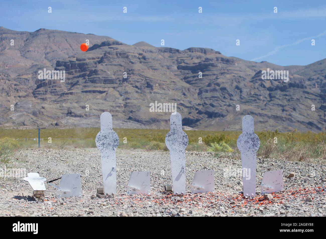 Stahl target Position nach unten und Starten einer orange Ton Vogel zu schießen Stockfoto