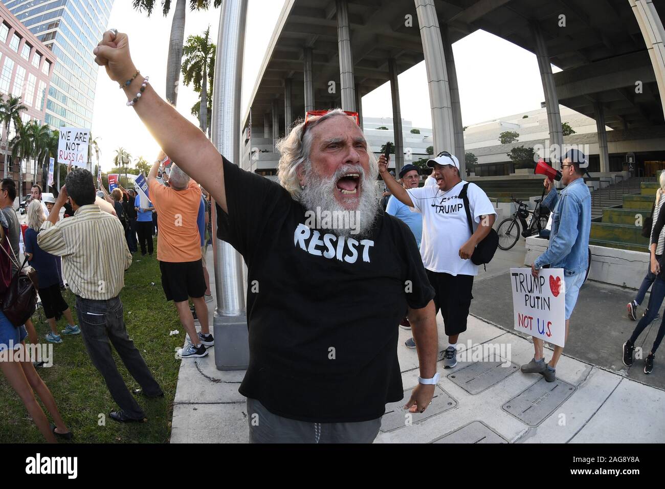 Fort Lauderdale, FL, USA. 17 Dez, 2019. Demonstranten vor der United States Federal Court House während einer pro-amtsenthebungsverfahren Rallye am Vorabend der Abstimmung ein Haus, das sehen könnte, Präsident Donald Trump Angeklagt am 17. Dezember 2019 in Fort Lauderdale, Florida. Quelle: MPI04/Medien Punch/Alamy leben Nachrichten Stockfoto