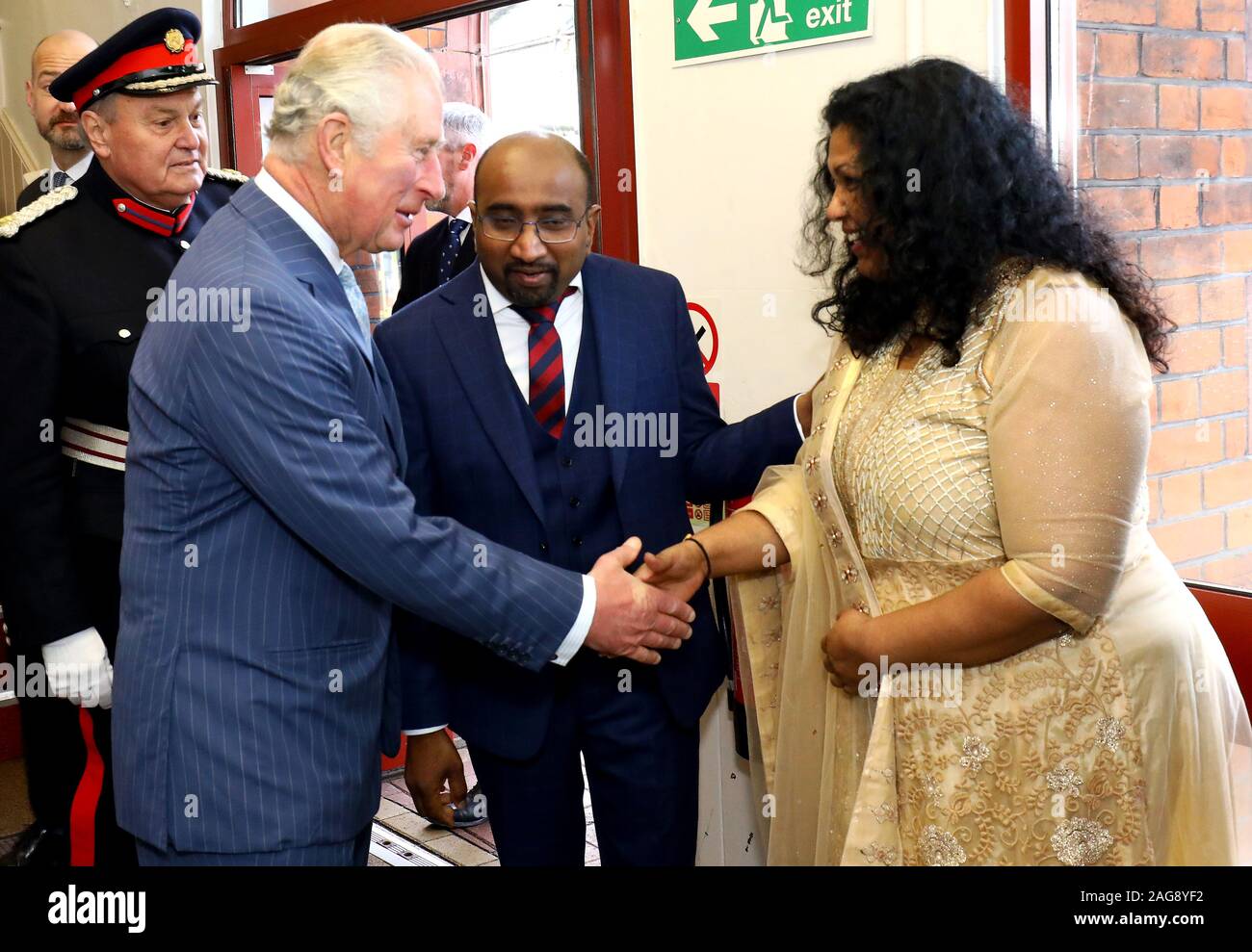 Der Prinz von Wales erfüllt die Gäste, als er ein Advent Service am Emmanuel Christian Fellowship Church in London besucht, die den von der Ostern Angriffe in Sri Lanka betroffen erinnern. PA-Foto. Bild Datum: Mittwoch, 18 Dezember, 2019. Photo Credit: Tim Whitby/PA-Kabel Stockfoto