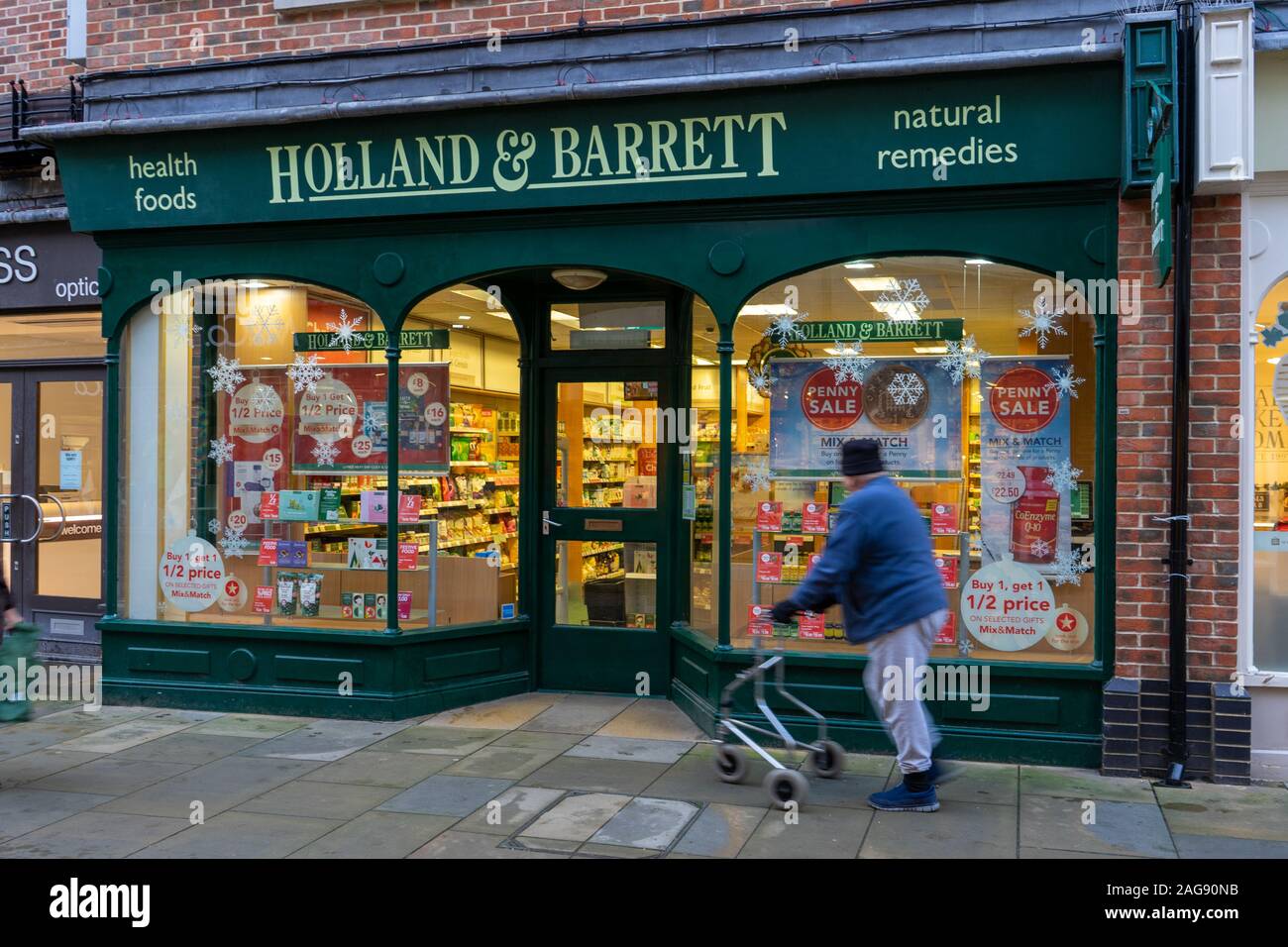 Das Äußere eines Holland und Barrett Shop oder speichern Sie auf einem High Street mit Käufern vorbei gehen. Stockfoto