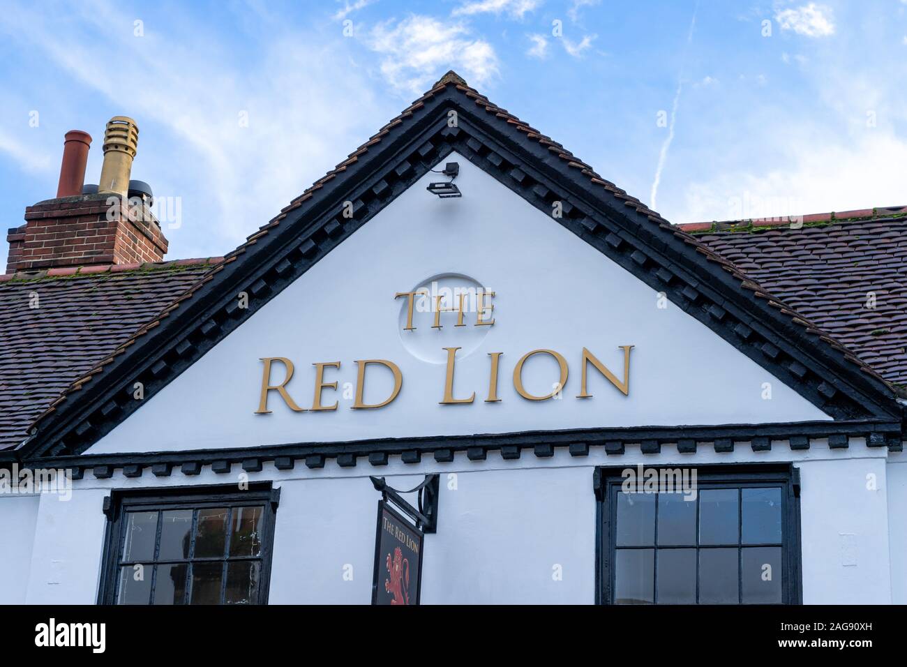 Ein Schild über einem Pub namens "The Red Lion, ein sehr beliebter Name des britischen Pubs und Bars Stockfoto