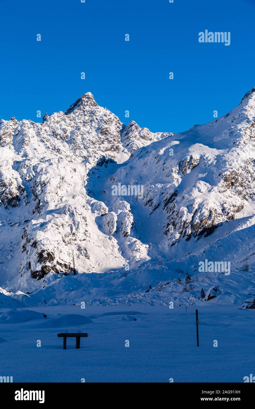 Vertikale Aufnahme einer bergigen Landschaft bedeckt mit schönem weißen Schnee in Sainte Foy, Französisch Alpen Stockfoto