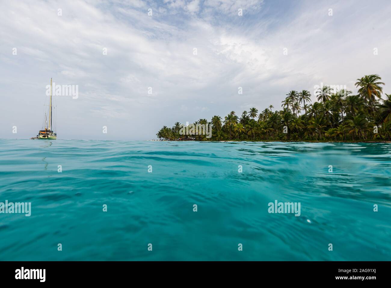 Schöne Landschaft des Ozeans unter dem wolkenlosen Himmel in San Blas Inseln, Panama Stockfoto