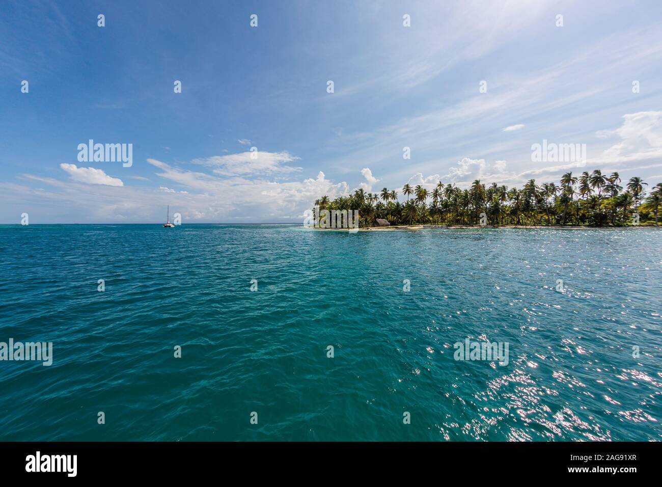 Schöne Landschaft des Ozeans unter dem wolkenlosen Himmel in San Blas Inseln, Panama Stockfoto
