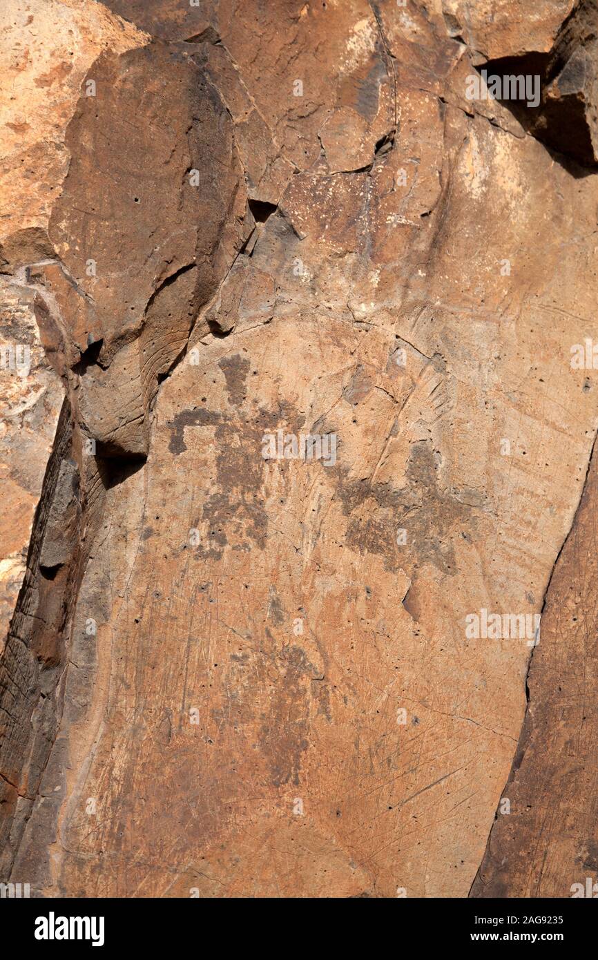 Gran Canaria, die Kunst der Aborigines Beispiele über die Felswand auf der Oberseite des Montana de Agüimes Berg gefunden, zwei menschliche Figuren in der Mitte sichtbar Stockfoto