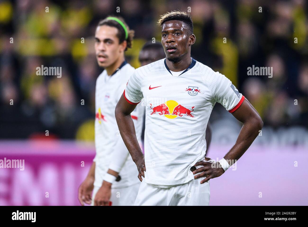 Nordi Mukiele (RB Leipzig). Im Hintergrund Yussuf Poulsen (RB Leipzig). GES/Fußball/1. Bundesliga: Borussia Dortmund - RB Leipzig, 17.12.2019 - Fußball 1. Division: Borussia Dortmund vs RB Leipzig, Dortmund, Dec 17, 2019 - DFL Regelungen die Verwendung von Fotografien als Bildsequenzen und/oder quasi-Video zu verbieten. | Verwendung weltweit Stockfoto