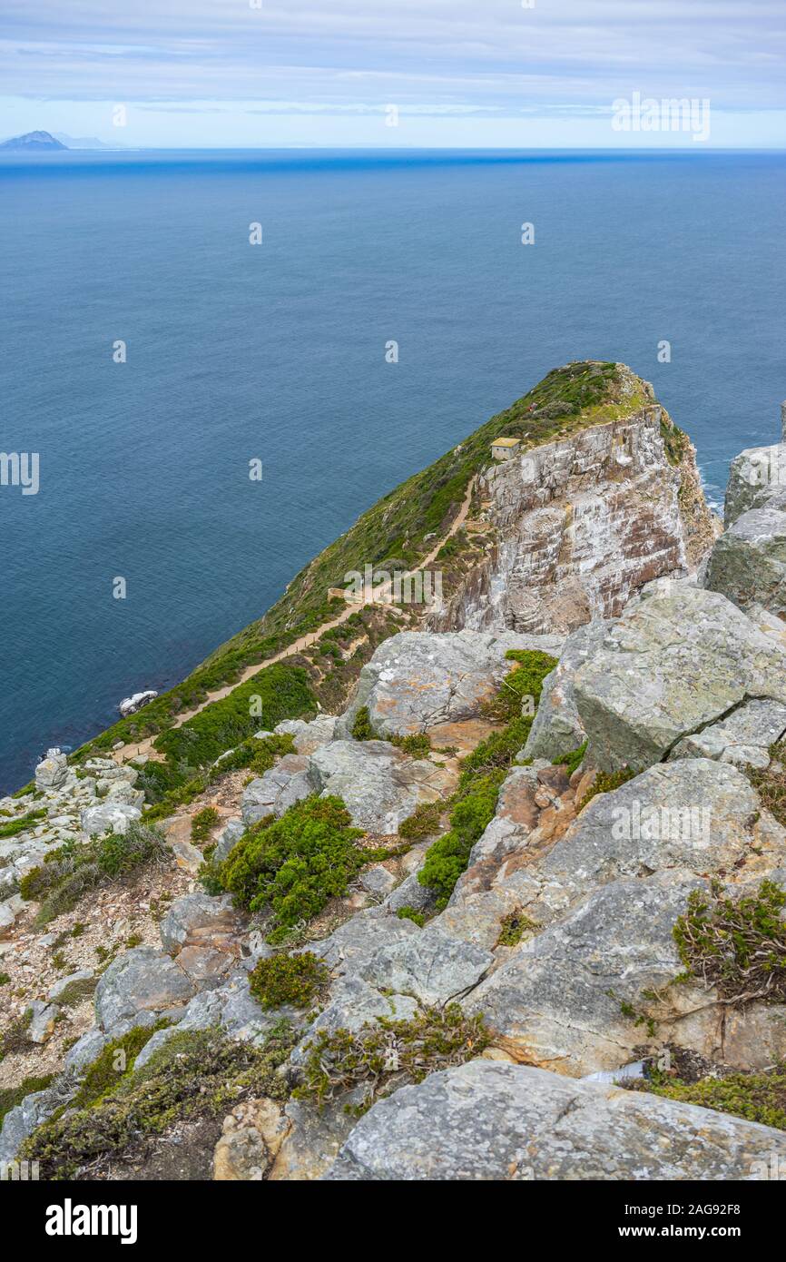 Vertikale Aufnahme einer Felsformation am Meeresufer in Cape of Good Hope, Kapstadt, Südafrika Stockfoto