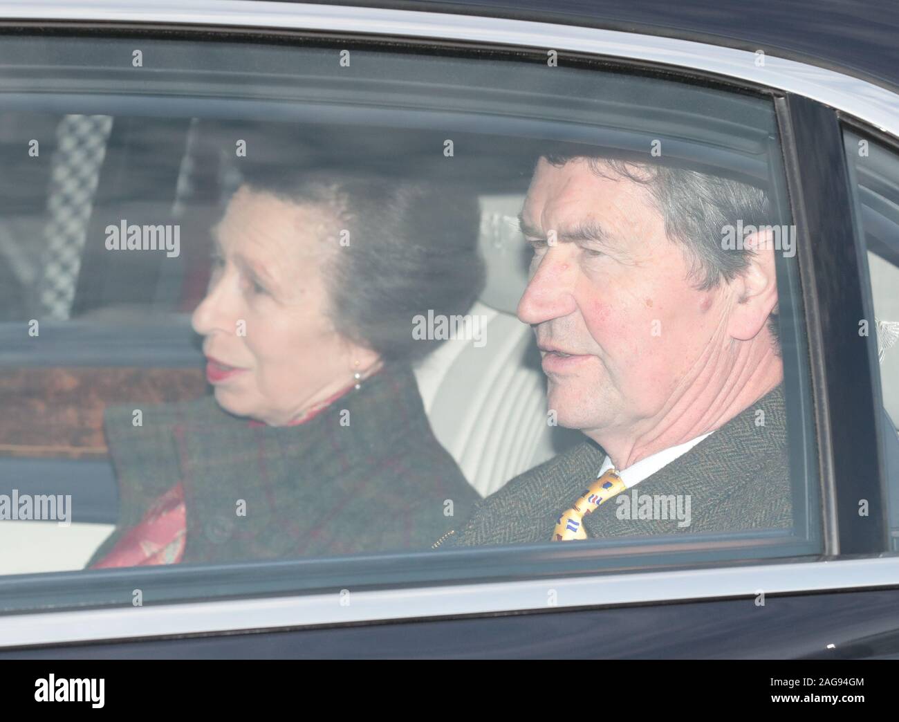 Die Princess Royal und Vice Admiral Sir Tim Laurence, kommen für die Königin Weihnachtsessen am Buckingham Palace, London. Stockfoto