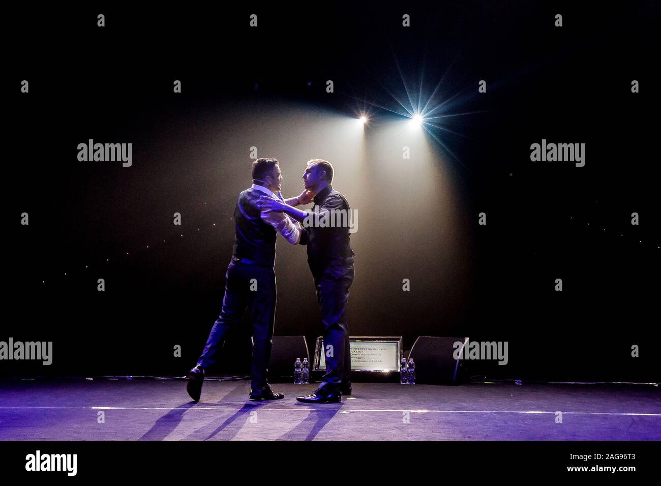 Bologna, Italien. 17 Dez, 2019. Pio e Amedeo ist ein Duo der Italienischen komödianten von Foggia in Apulien gebildet von Pio D'Antini und Amedeo Grieco. Sie verdanken ihren Ruhm der Darstellung von ein paar Emigranten aus Süditalien, die sind ein wenig ignorant. Sie haben in vielen TV-Shows, Filme und Theateraufführungen. Jetzt sind Sie auf Tour mit ihrer neuesten Show "La Classe non è Qua' (Foto von Luigi Rizzo/Pacific Press) Quelle: Pacific Press Agency/Alamy leben Nachrichten Stockfoto