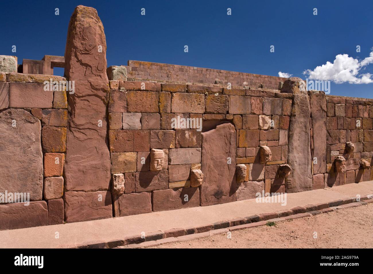 Das UNESCO-Weltkulturerbe von Tiwanaku, einer Prä-inka-Standort in der Nähe von La Paz in Bolivien, Südamerika - Zeigt den Kopf Steine der unterirdischen Tempel Stockfoto