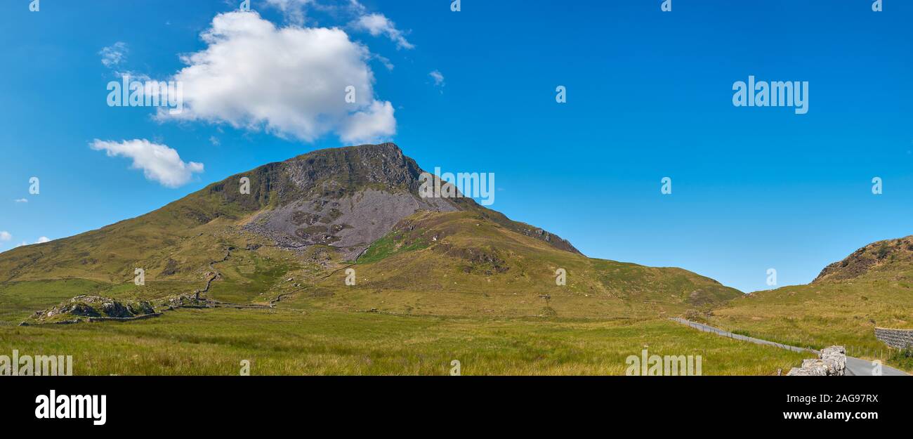 Ein Panoramablick auf Mynydd Drowse-y-Coed ein Gipfel auf dem Nantlle Ridge in Snowdonia an einem hellen Sommertag mit nur einer Wolke am Himmel, Wales, Großbritannien Stockfoto