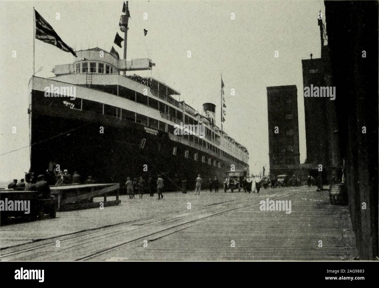 . Lake Superior Meerblick. Bald Detroit selbst kommt in den Blick. Wir Binden an der Grand Trunk Docks Lake Superior Meerblick 25 Charme, sehr verschieden von dem der Nachmittag vor. Whennight fällt, sind uns allen gut am Lake Huron, und von Sunrise nextmorning nähert sich dem St. Clair River, sagte zu, in der Anzahl der Schiffe, die es nutzen werden, die meist befahrene Wasserstraße der Welt. Es ist aninspiring Anblick, der uns begrüßt, als wir den Eingang zu diesem peacefullittle stream Ansatz. Auf jeder Seite Dampf die Mächtigen leviathans für Handel, Vorboten des Weltfriedens, scheinbare die Konz zu vertreten Stockfoto