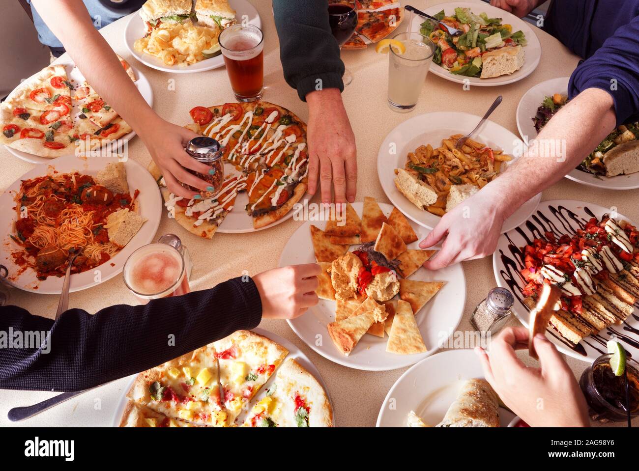 Ansicht von oben von Menschen essen während der Happy Hour event Stockfoto