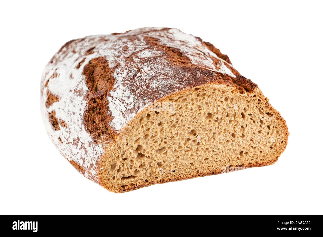 Die Hälfte der Brot Brot Roggen dunkles Brot auf Weiß isoliert Stockfoto