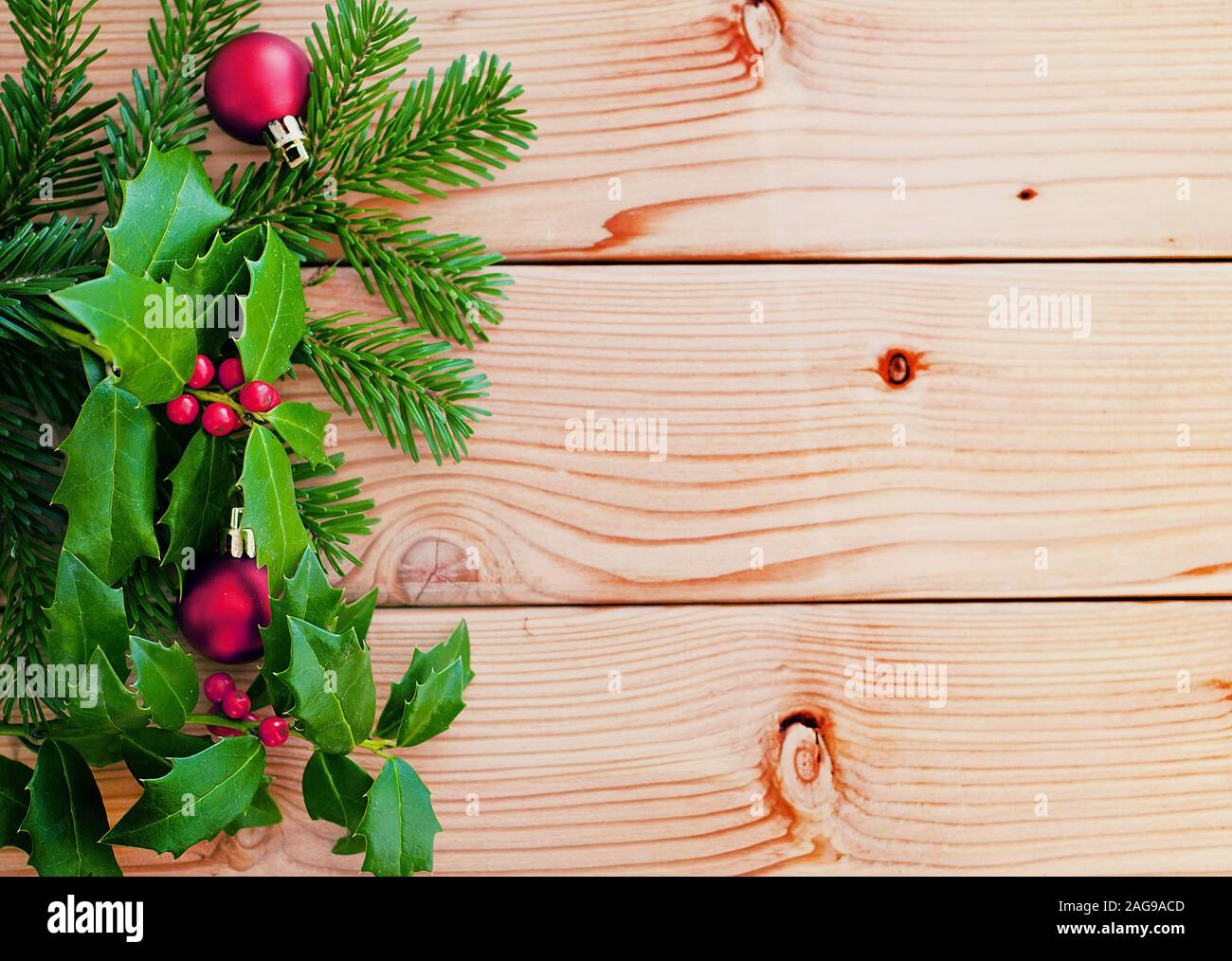 Weihnachten Grenze auf Holz- Hintergrund. Zweig der Tanne und Holly Stockfoto