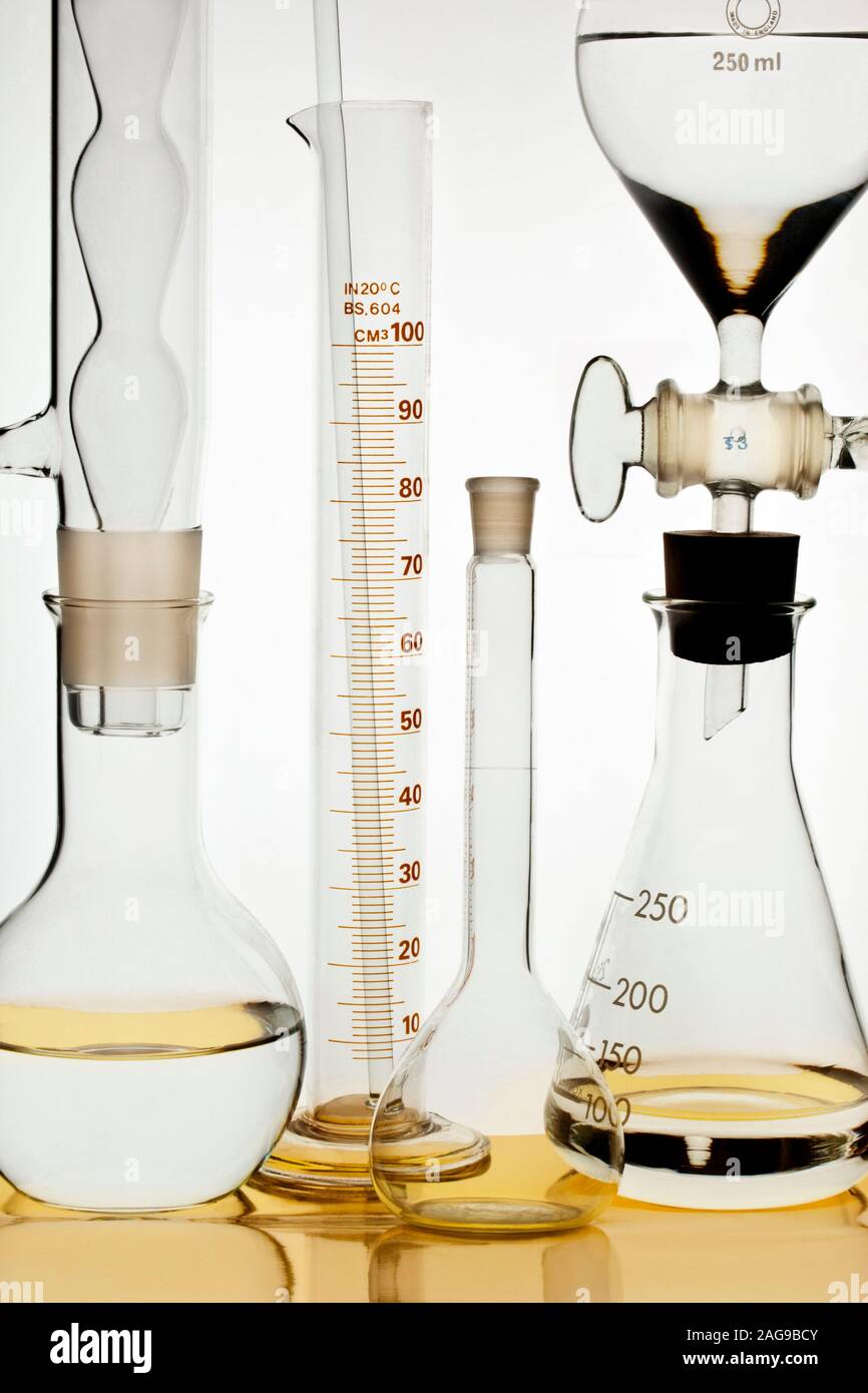 Chemische, Flakons, einem Meßkolben und einem Messzylinder in einem chemischen Labor. Stockfoto