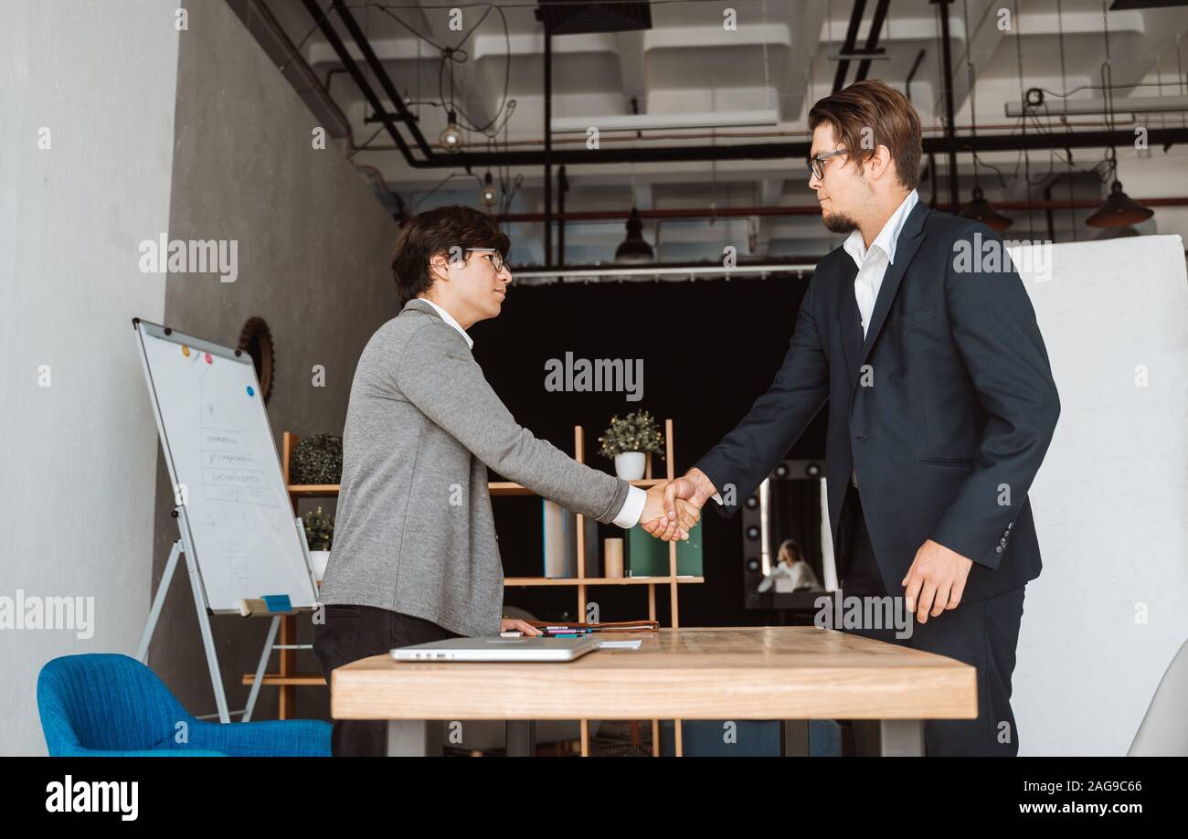 Zwei glückliche zufriedene Geschäftsleute Händeschütteln über Stockfoto