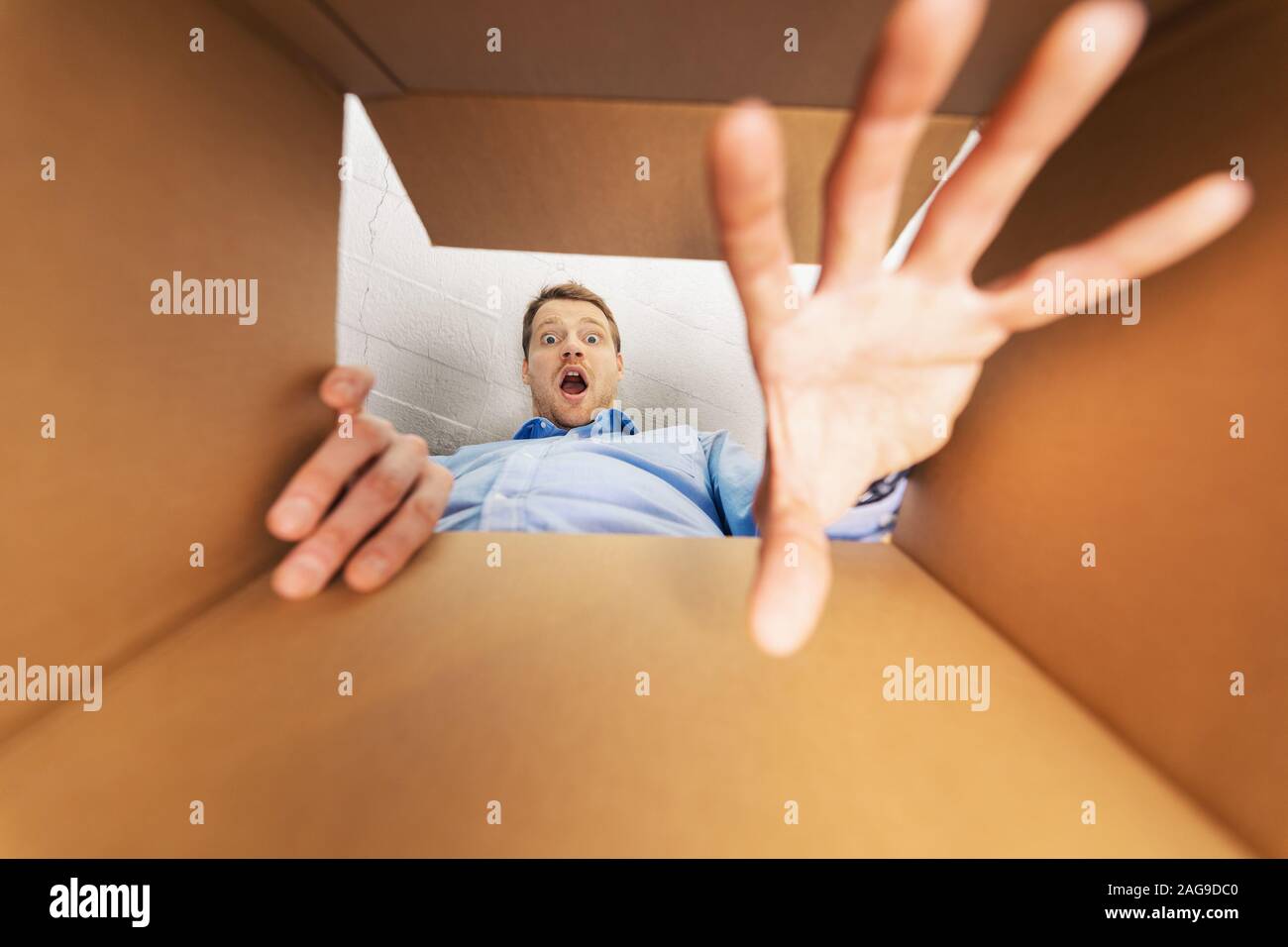 Unboxing Versand - aufgeregt, Mann, innerhalb des geöffneten Box Stockfoto