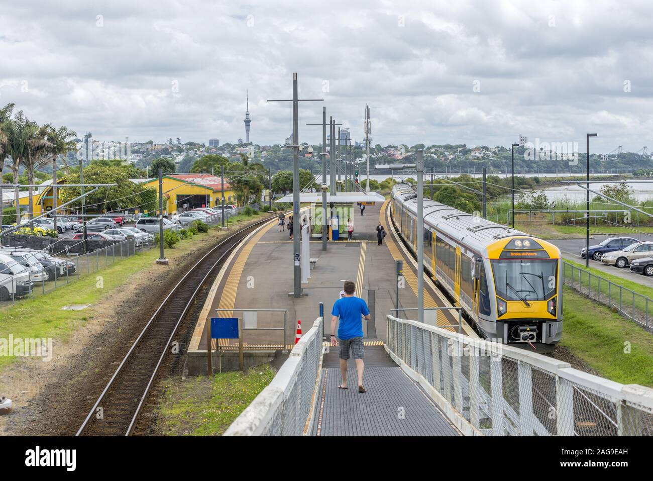 AUCKLAND, Neuseeland - Dec 12, 2015: eine Gruppe von Menschen in einem Bahnhof in Auckland, Neuseeland, tagsüber warten Stockfoto