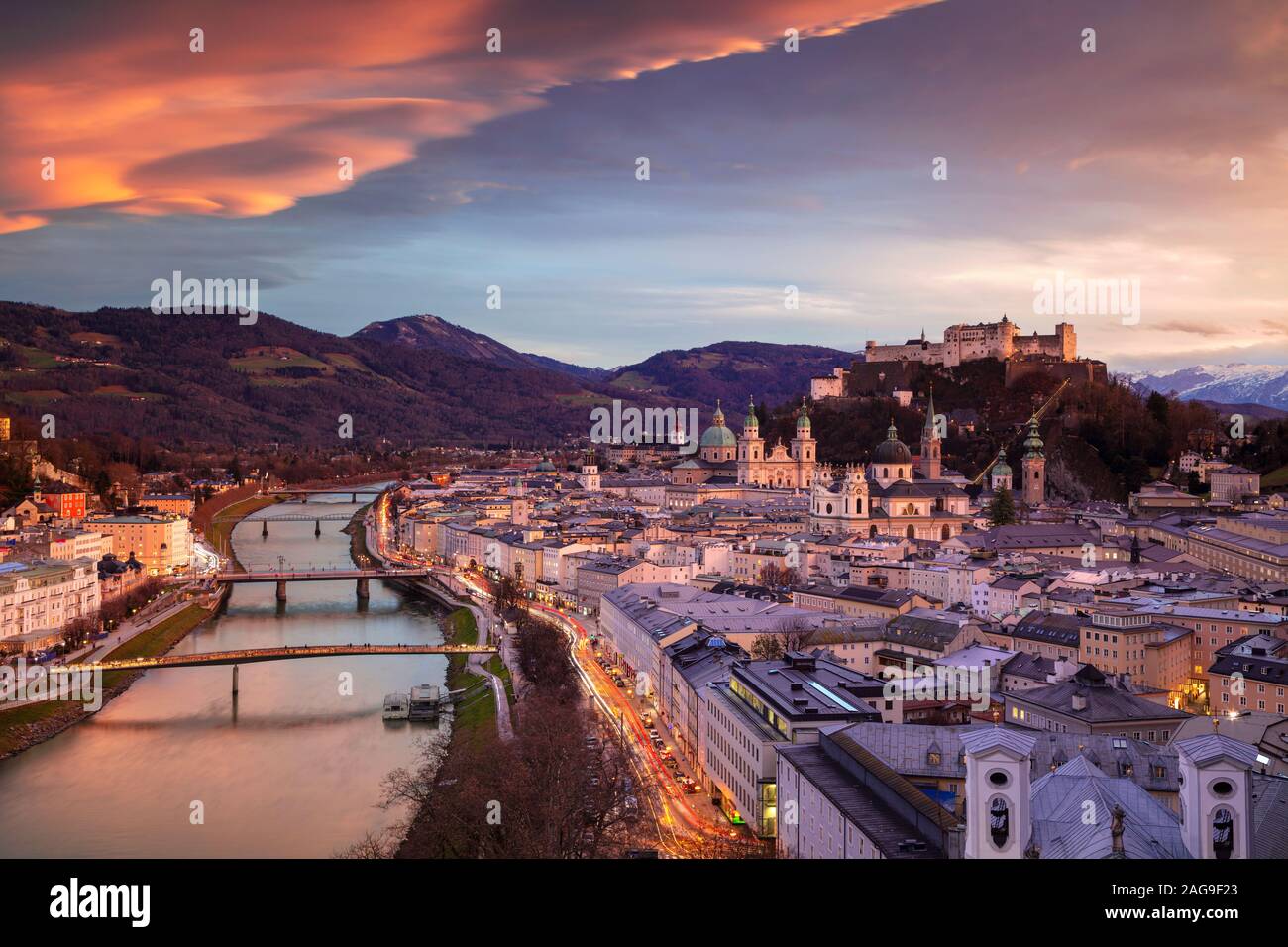 Salzburg, Österreich. Stadtbild Bild der Salzburg, Österreich mit der Salzburger Dom während der schönen Winter Sonnenuntergang. Stockfoto