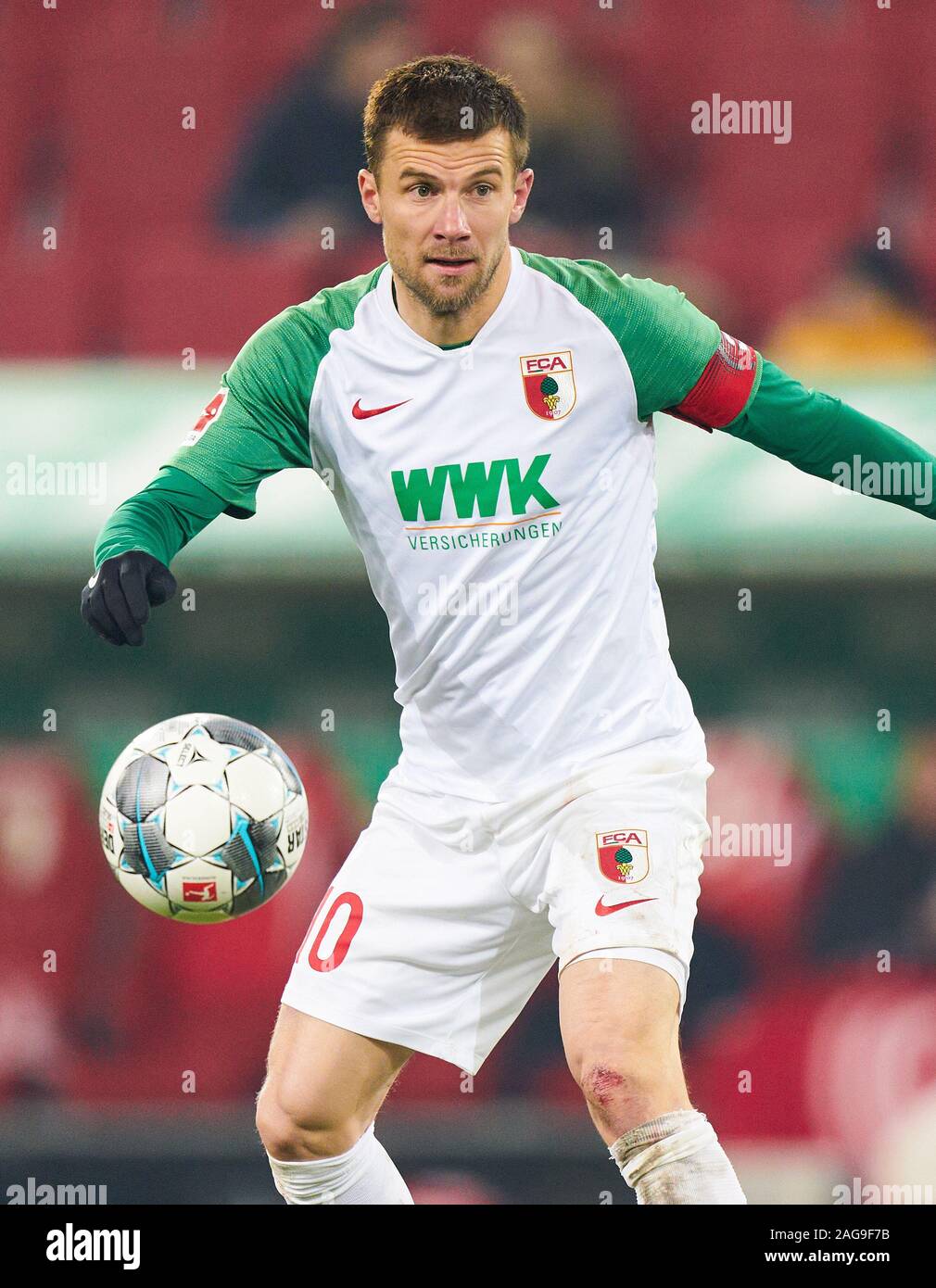 Fußball Augsburg-Düsseldorf, Augsburg, Dez 17., 2019. Daniel BAIER, FCA 10 FC Augsburg - Fortuna Düsseldorf 3-0 - DFL-Bestimmungen verbieten die Verwendung von Fotografien als BILDSEQUENZEN und/oder quasi-VIDEO - 1. Deutschen Fußball-Bundesliga, Augsburg, 17. Dezember 2019. Saison 2019/2020, Spieltag 16, © Peter Schatz/Alamy leben Nachrichten Stockfoto