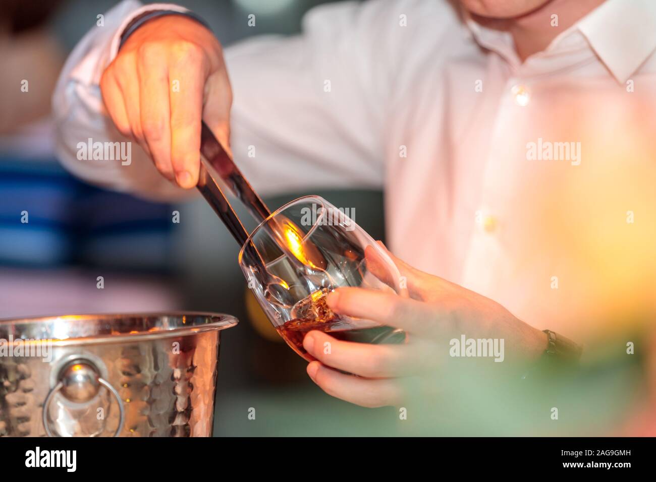Selektive Aufnahme eines Barista, der ein alkoholisches Getränk zubereitet Während einer Party Stockfoto