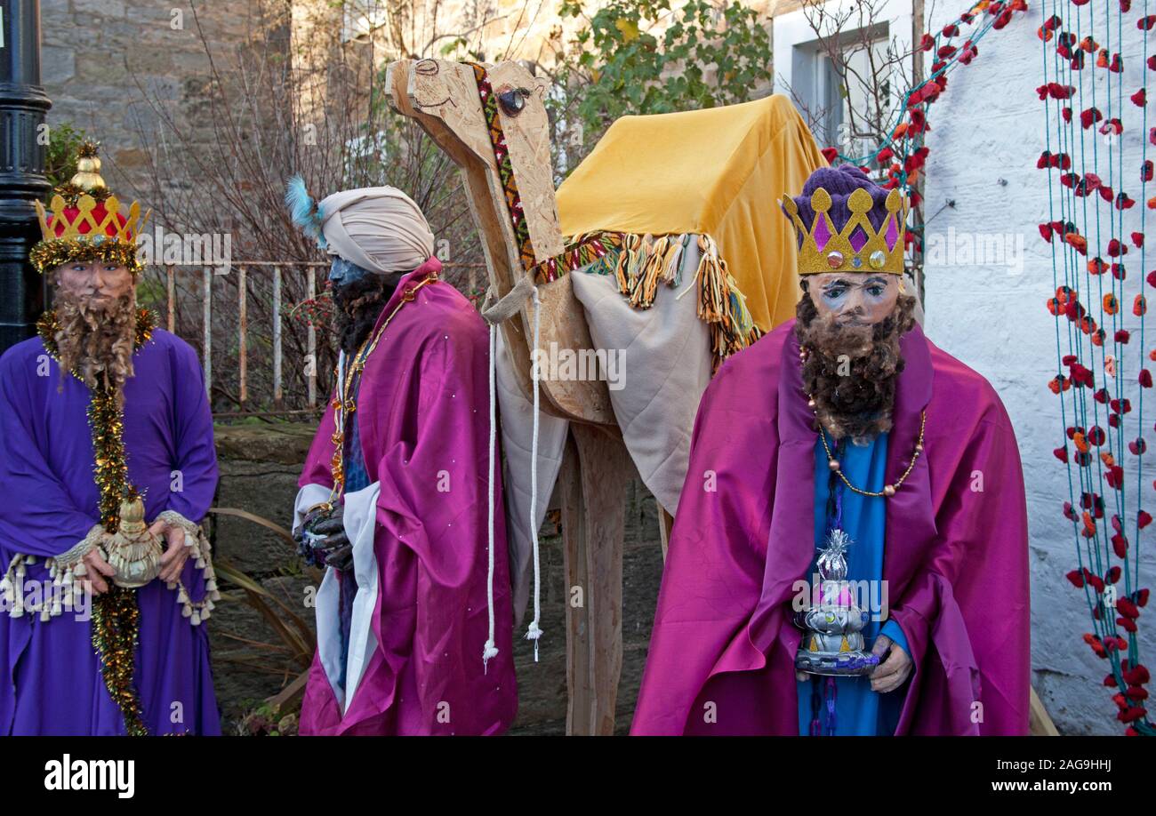 Aberlady, East Lothian, Schottland, Großbritannien. Dezember 2019. Weihnachtsszene, drei Weise Männer mit Geschenken und ein Kamel in der High Street vor dem Teesalon im Dorf gesichtet. Stockfoto