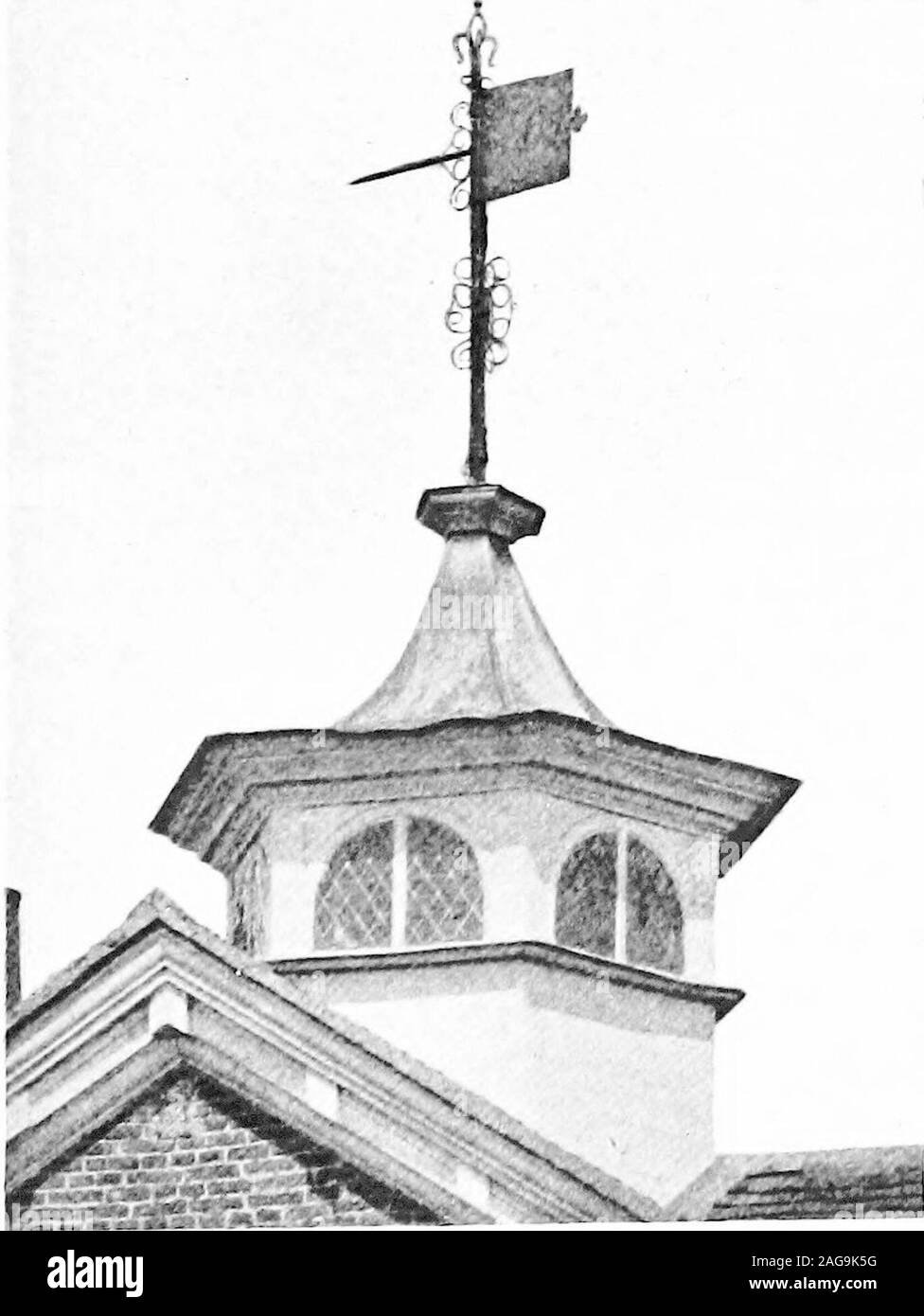 . Englisch Schmiedearbeiten aus dem XVII. und XVIII. Jahrhundert; eine historische und analytische Berücksichtigung der Entwicklung von Außen smithcraft. Abb. 148 in BARLBOROUGH Abb. 149. VANE ONRUSCOMB KIRCHE, in der Nähe von Reading. Weathercocks und die Flügel 307 bezweifelt werden, ob die Zeiger in Gebrauch kam vor den König ofCharles I. in der alten Formen mit diesem Zusatz erscheinen, wie bei Hatfieldand Cobham, haben aber wahrscheinlich rekonstruiert, und nicht byantiquaries. Die wichtige und wahrscheinlich original vane overLambeth Palace kann kaum später indate werden als über 1663, wenn das Dach und? Laternen wurden durch ArchbishopJuxons Executoren abgeschlossen Stockfoto